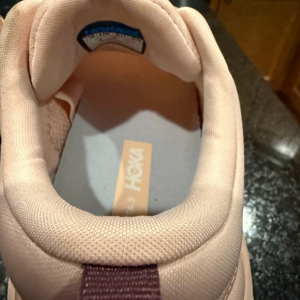 Hoka Women's Gaviota 5 size 7.5 with low mileage - Picture 6 of 10